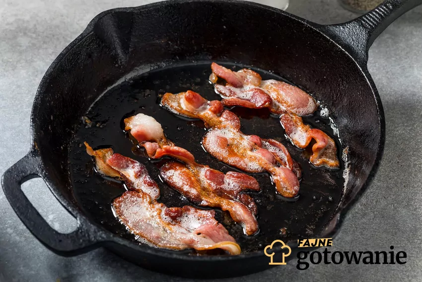 Smażenie bekonu na patelni