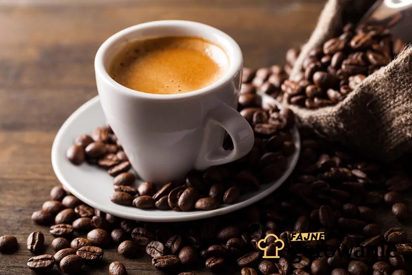 Wielu ludzi zalewa kawę rozpuszczalną wodą tuż po zagotowaniu Kawa w filiżance