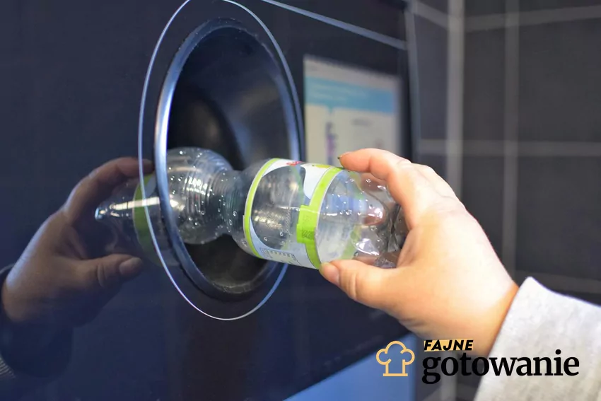 Oddawanie butelki do butelkomatu