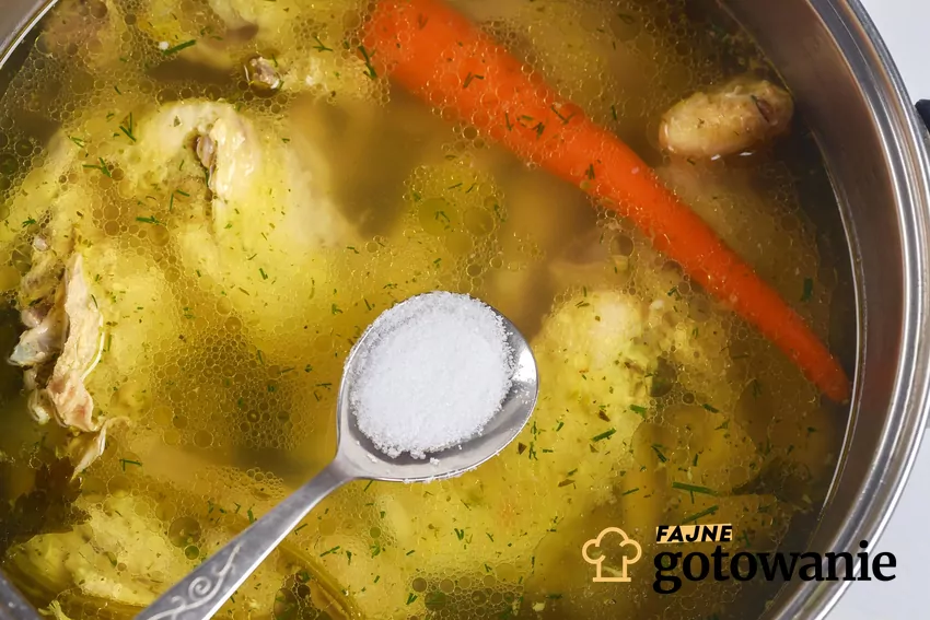 Dodawanie soli do ugotowanego rosołu