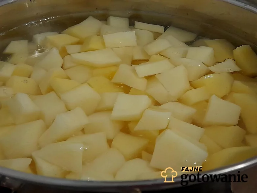 Ziemniaki pokrojone w kostkę zalane wodą