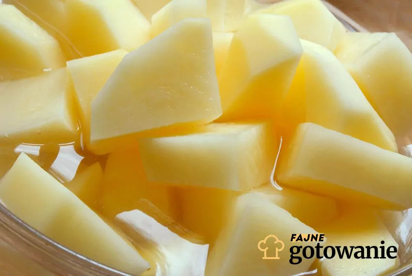 Ziemniaki pokrojone w kostkę w wodzie