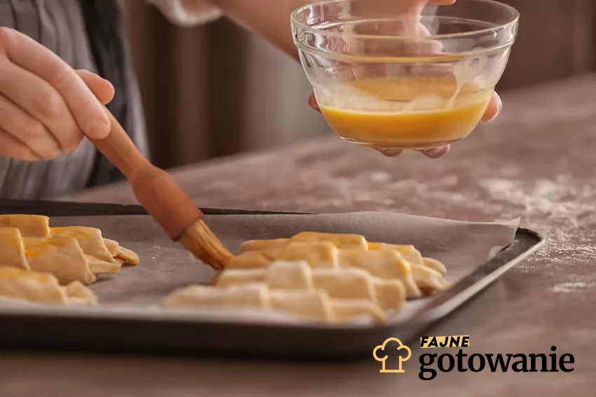 Kobieta smaruje rogalika