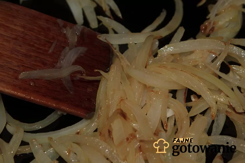 Zeszklona cebula na patelni