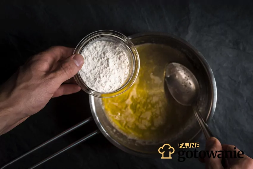 Wsypywanie mąki do roztopionego masła