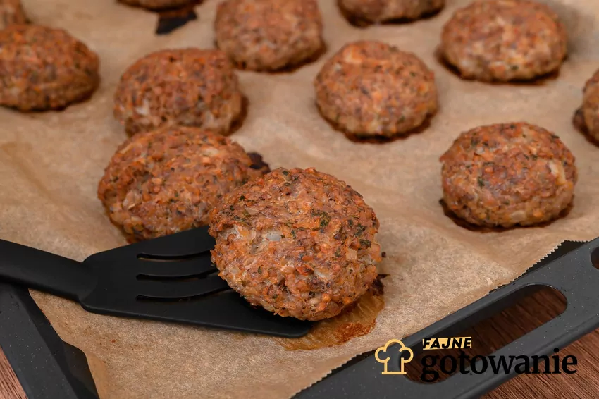 Upieczone kotlety mielone na blaszce do pieczenia