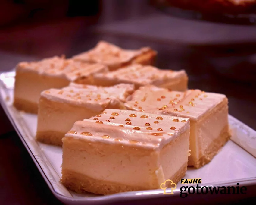 Sernik łzy Wałęsy" pokrojony i ułożony na tacce