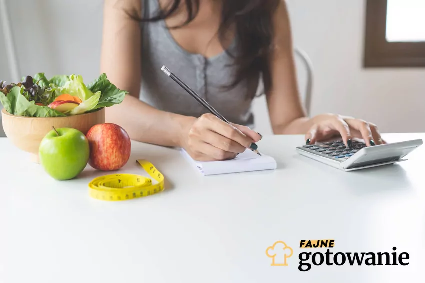 Obliczanie deficytu kalorycznego oraz zapotrzebowanie kaloryczne, sposoby i wzory na obliczenie liczby kalorii Kobieta obliczająca deficyt kaloryczny, a takze sposoby na obliczenie defiytu kalorycznego krok po kroku