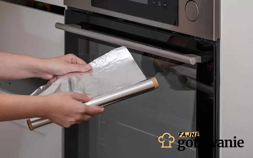 Matowa strona folii aluminiowej, czyli która strona folii aluminiowej służy do pieczenia, a która do innych rzeczy