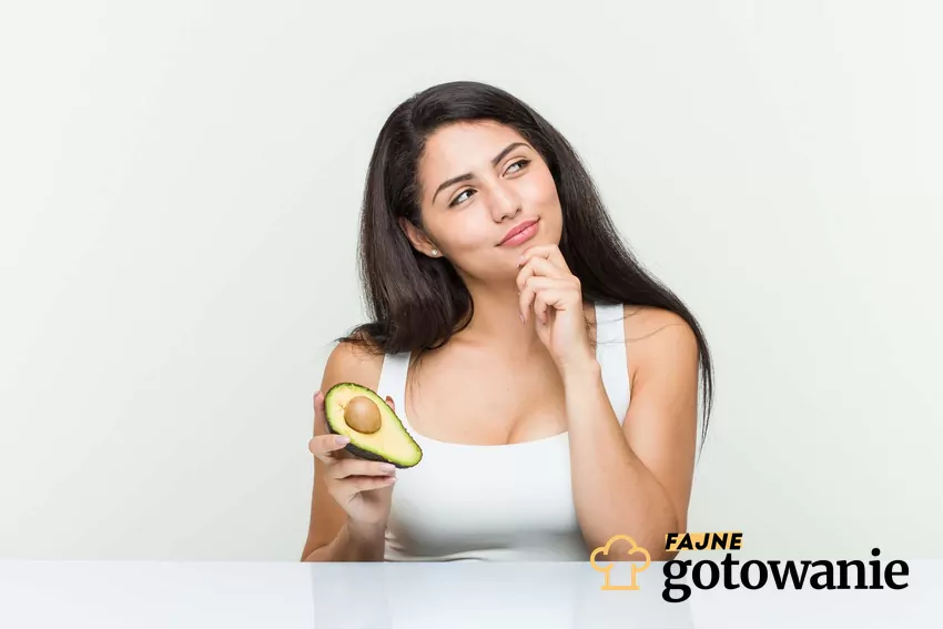 Jedzenie go w takiej formie może powodować między innymi nowotwory i chorobę Parkinsona Kobieta trzyma nadpsute awokado