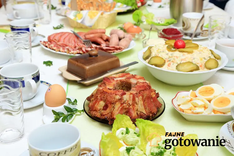 Śniadanie wielkanocne: potrawy ustawione na stole, a także jakie potrawy jada się na Wielkanoc w różnych miejscach Polski