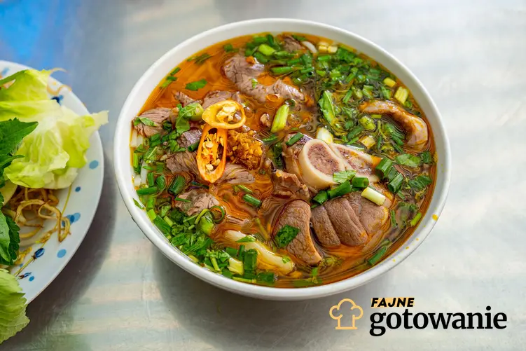 Pikantna zupa Bun Bo Hue - przepis znajdziecie poniżej