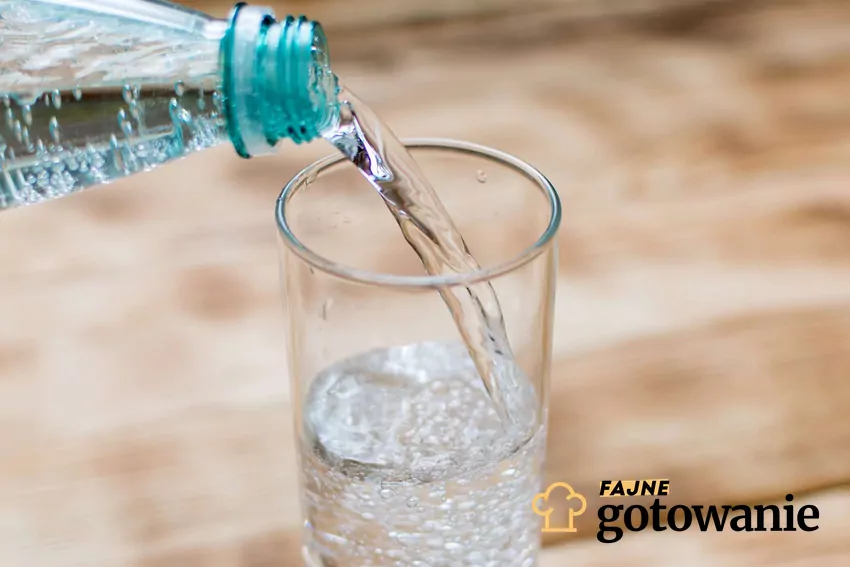 Woda gazowana jest zdrowa i nawadnia tak samo dobrze jak woda niegazowana Nalewanie gazowanej wody do szklanki