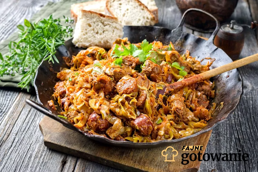 Tradycyjny bigos z kiszonej i świeżej kapusty – klasyka polskiej kuchni w najlepszym wydaniu Bigos w patelni obok chleba