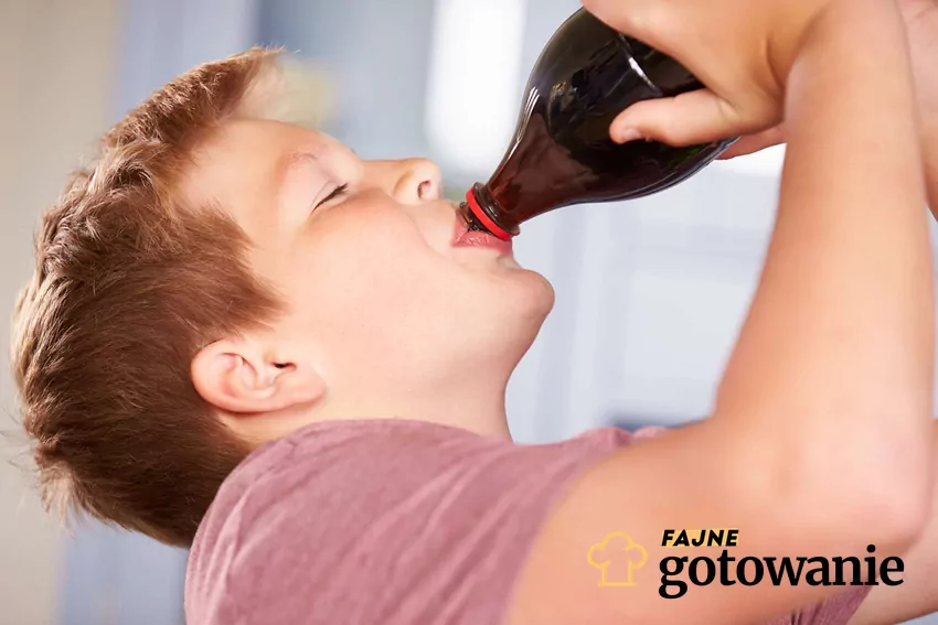 Dziecko pijące napój gazowany