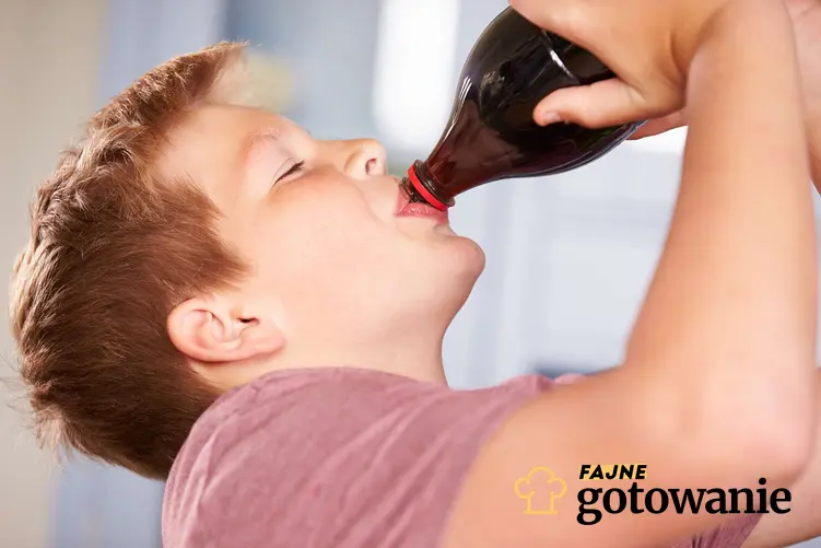 Dziecko pijące coca-colę z butelki, a także czy picie coca-coli może stać się uzależnieniem