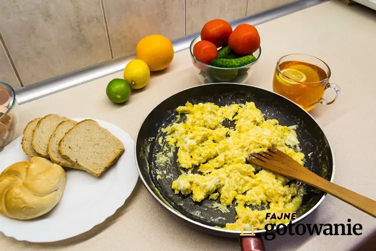 Smażona jajecznica na patelni - dobry pomysł na kolację