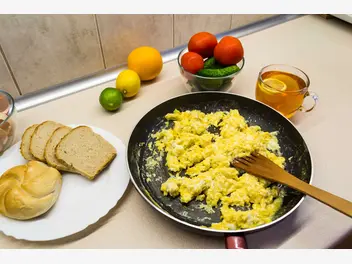 Ilustracja artykułu jajecznica na 5 sposobów - idealna na lekką kolację