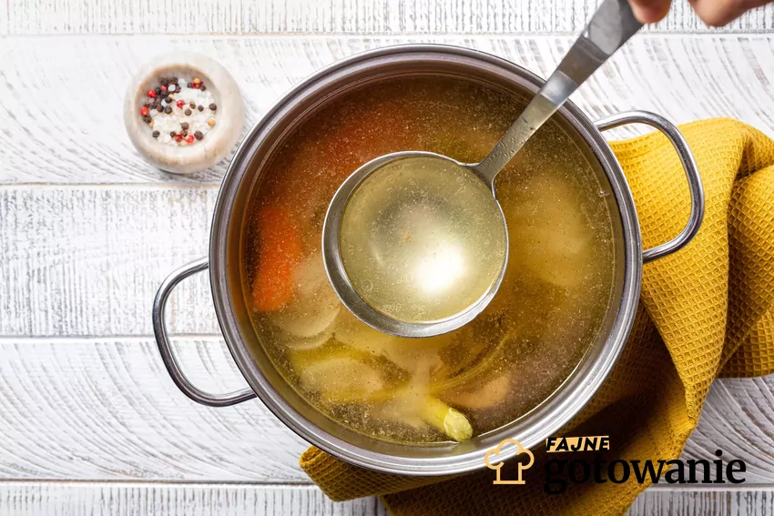 Ugotowany rosół w garnku