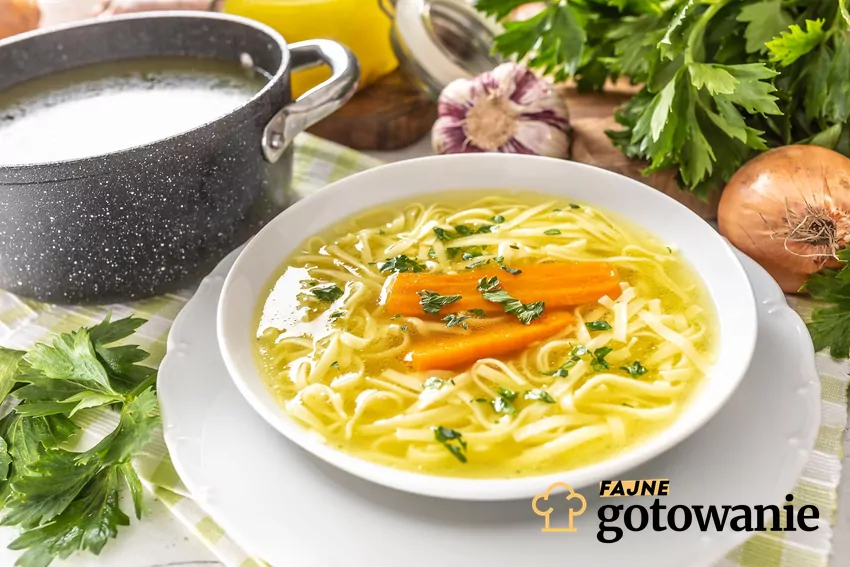 Domowy rosół w talerzu