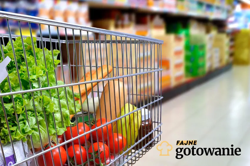 Wózek z zakupami w sklepie