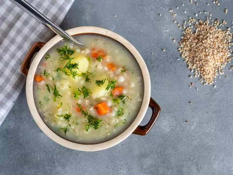 Nazywali ją „małpim rosołem”. Teraz wraca jako zdrowy obiad dla seniorów