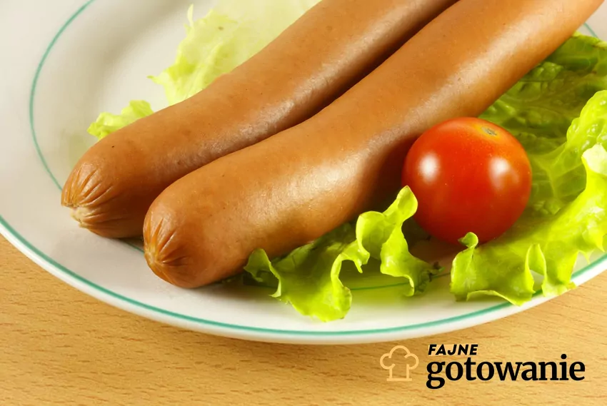 Ugotowane parówki na talerzu