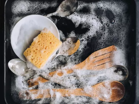 Usunąć brudu z drewnianych łyżek