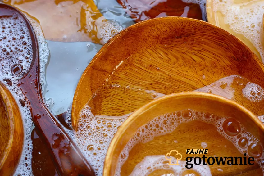 Nawet przy najlepszej pielęgnacji drewniane łyżki nie są wieczne Mycie drewnianych naczyń