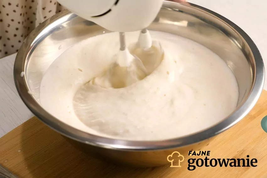 Wykonanie jest banalnie proste Miksowanie galaretki z mlekiem skondensowanym