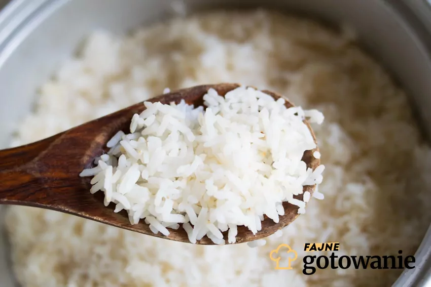 Ryż na drewnianej łyżce