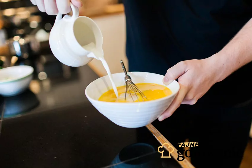 Wlewanie mleka do surowych jajek