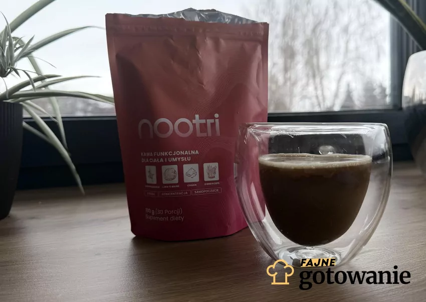 Kawa nootri zaparzona w szklance, obok stoi opakowanie kawy