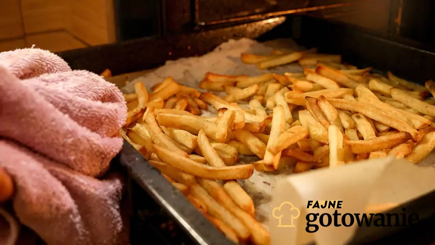Wyciąganie frytek z piekarnika