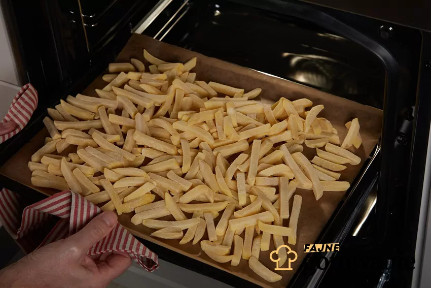 Wkładanie frytek do piekarnika