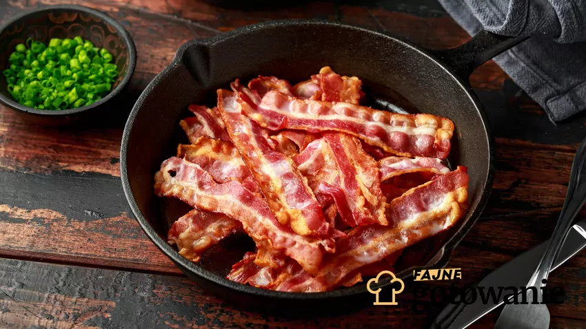 Do zrobienia bekonu nadadzą się plastry boczku i cienkie, i grubsze Bekon na talerzu