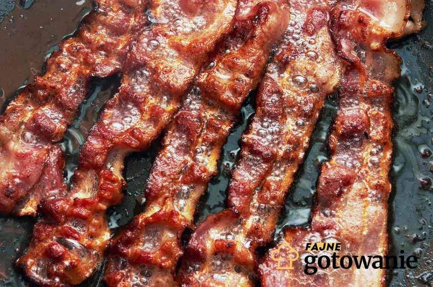By przygotować bekon nie należy go układać na gorącej patelni Smażony bekon na patelni