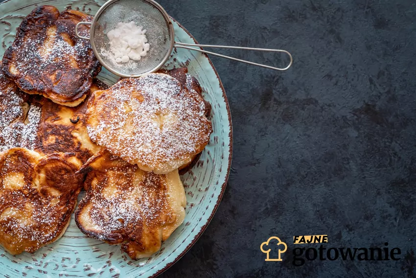 Racuchy z cukrem pudrem