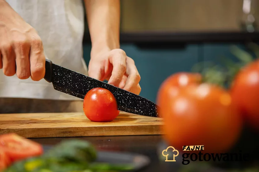 Kobieta kroi pomidora