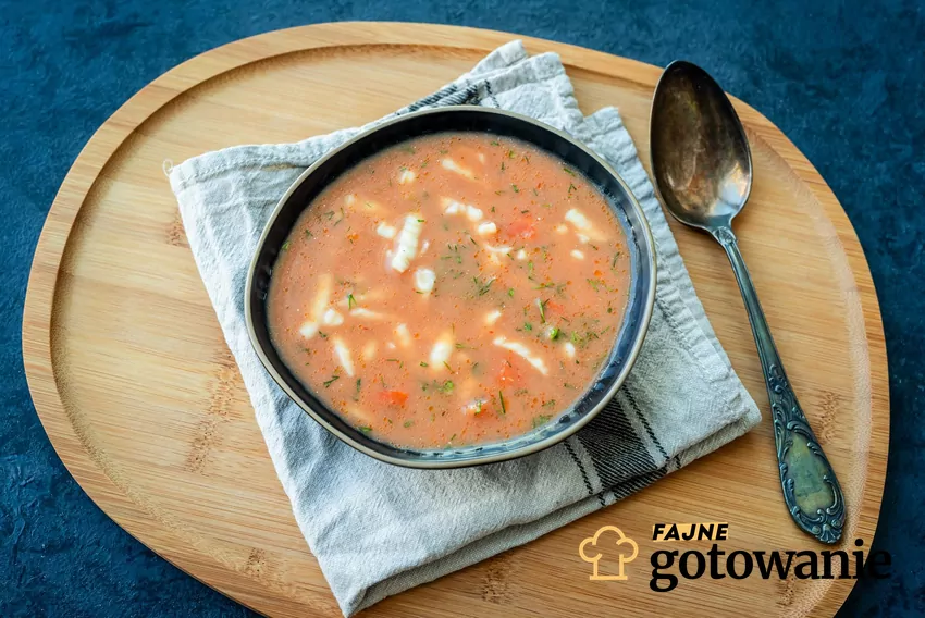 Da się zapobiec bladej zupie pomidorowej Zupa pomidorowa w misce