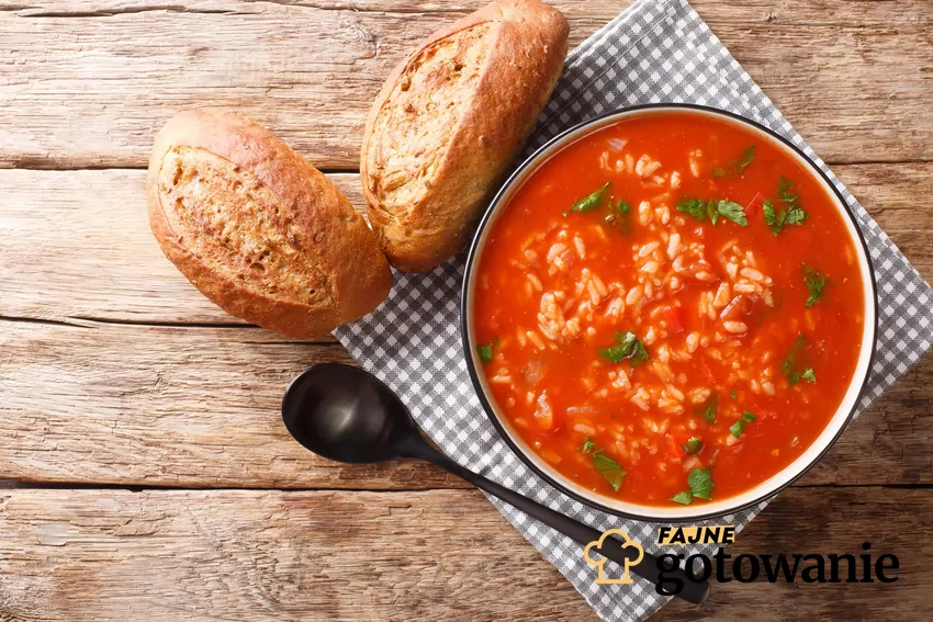 Bardzo ważne jest powolne i spokojne gotowanie Zupa pomidorowa w misce