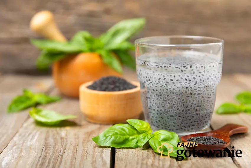 Pudding z nasion słodkiej bazylii w szklance