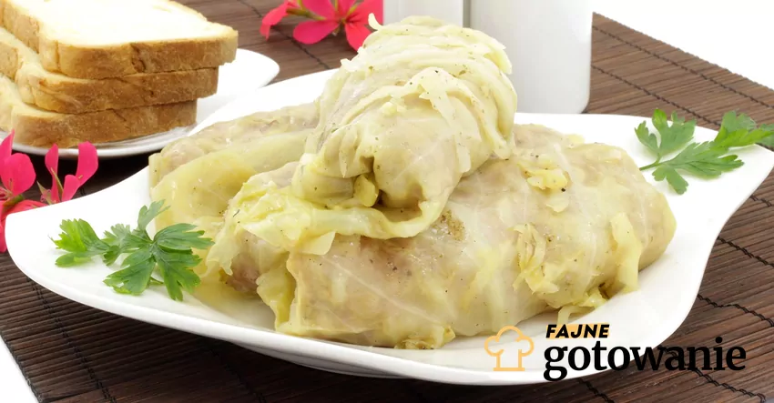 Szybsze przygotowanie kapusty oznacza więcej czasu na dopracowanie nadzienia Gołąbki na talerzu pozwijane