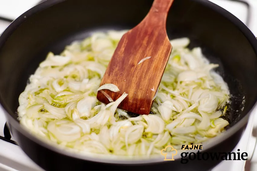 Cebula smażona na patelni