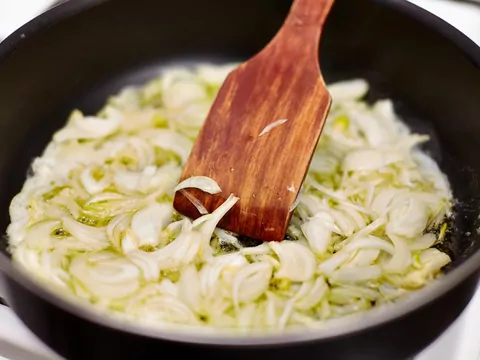 Przygotowanie cebuli do smażenia