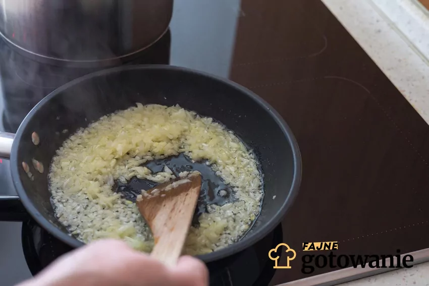 Smażenie cebuli na patelni