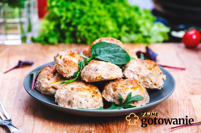 Kotlety mielone z indyka na talerzu