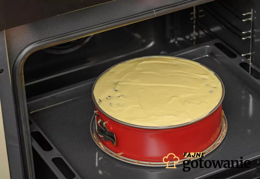 Sernik należy piec w temperaturze 167-170 st C Sernik wstawiony do piekarnika