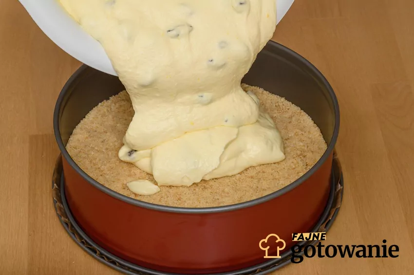 Grudki w serniku świadczą o błędach w przygotowaniu masy serowej Wlewanie masy serowej do tortownicy