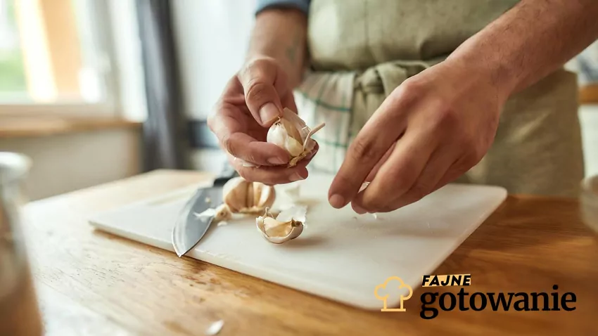 Ilość czosnku zależy od stopnia przeziębienia i preferencji smakowych Kobieta obiera czosnek